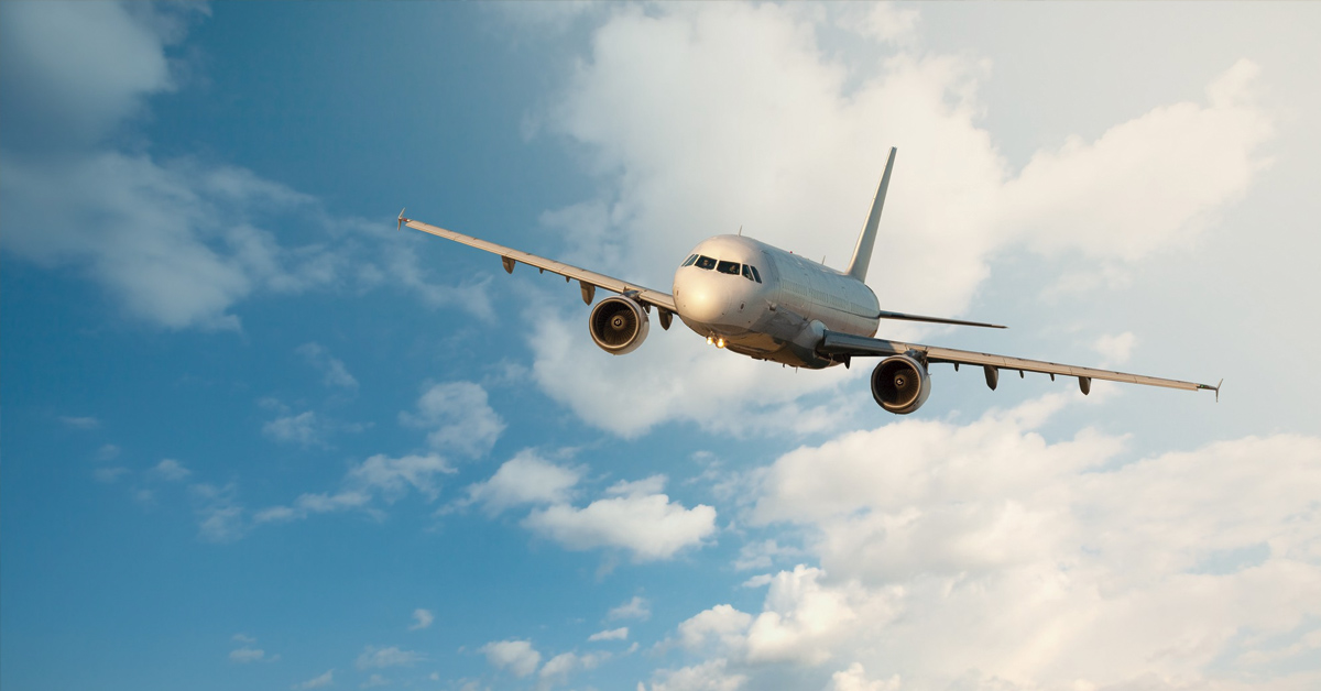 avion volando a ibiza