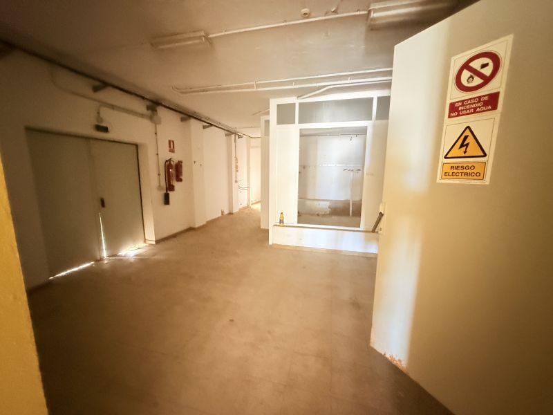 Locale commerciale con vista mare