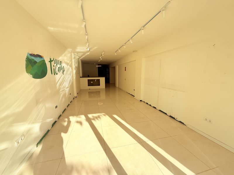 Local comercial con cuarto frio en Is. Macabich