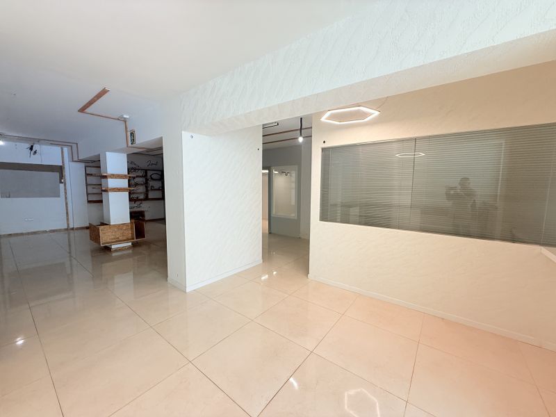 Local comercial con cuarto frio en Is. Macabich