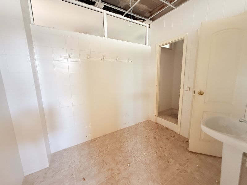 Locale commerciale con vista mare