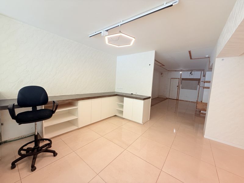 Local comercial con cuarto frio en Is. Macabich