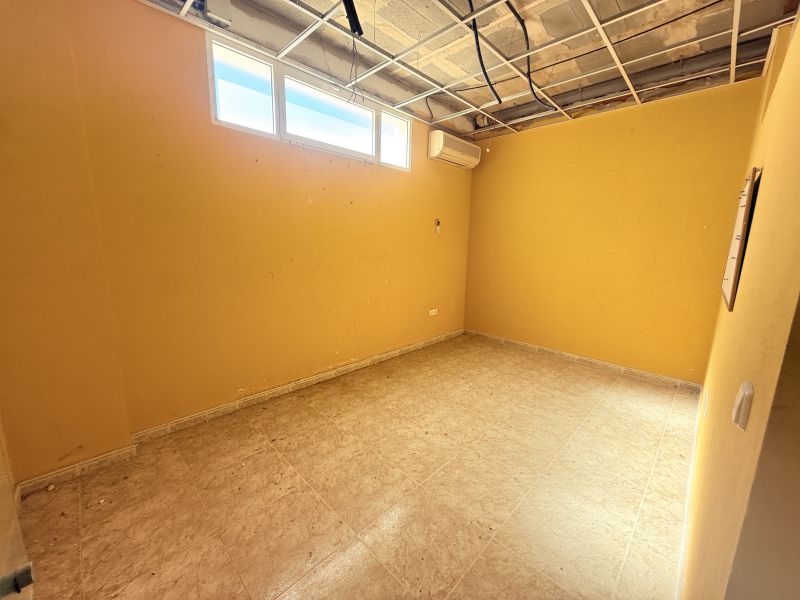 Locale commerciale con vista mare