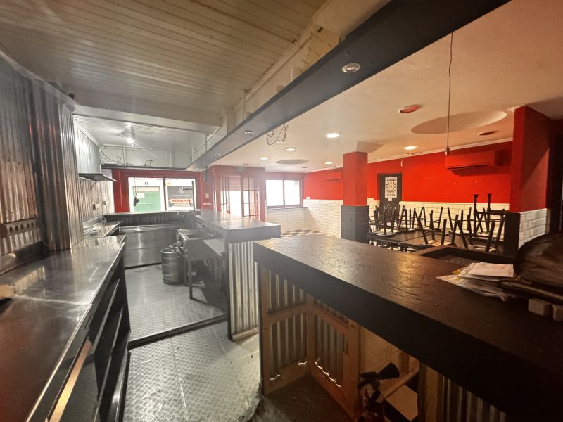 -EN ALQUILER- Restaurante en calle General Prim (San Antonio)