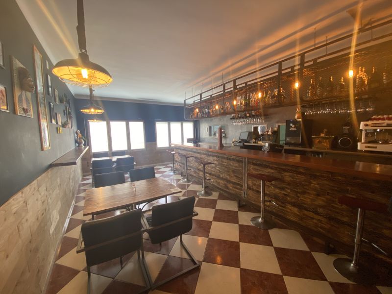 -EN TRASPASO- Bar restaurante en calle Bisbe Abad y Lasierra