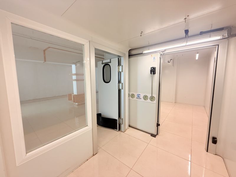 Local comercial con cuarto frio en Is. Macabich