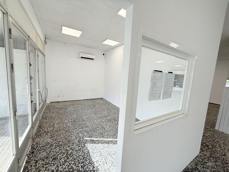 Local comercial en calle Atzaró (Casas Baratas)