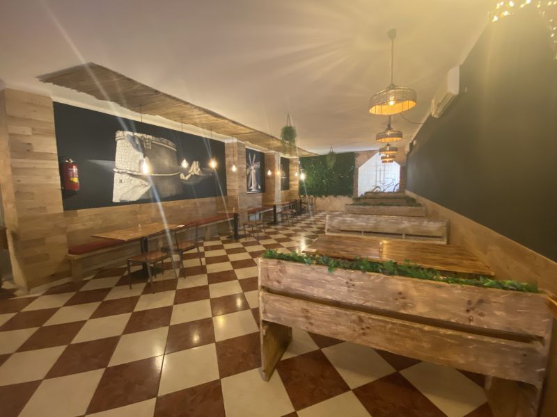 -EN TRASPASO- Bar restaurante en calle Bisbe Abad y Lasierra