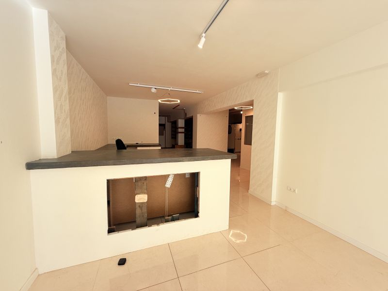 Local comercial con cuarto frio en Is. Macabich