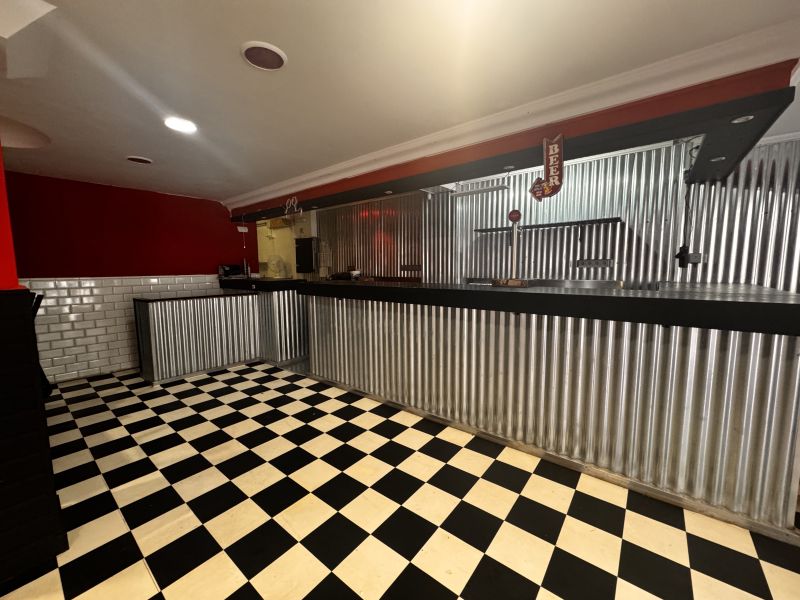 -EN ALQUILER- Restaurante en calle General Prim (San Antonio)