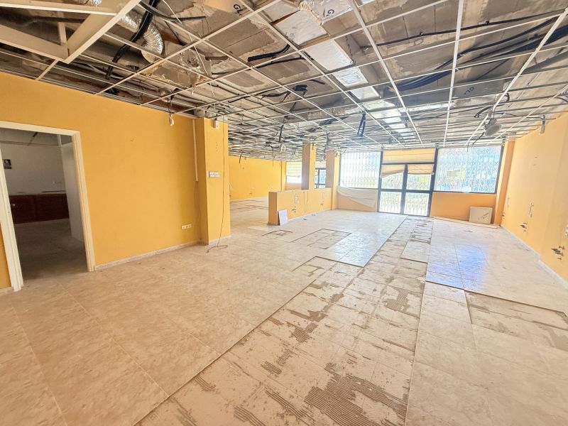 Locale commerciale con vista mare