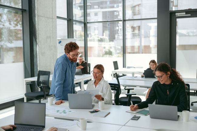 personas trabajando en una oficina