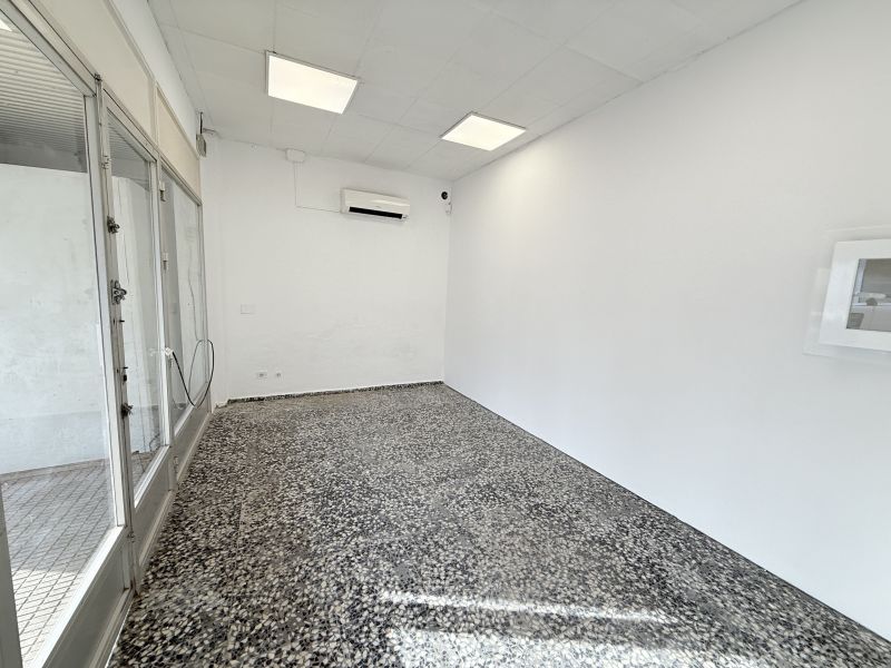 Local comercial en calle Atzaró (Casas Baratas)