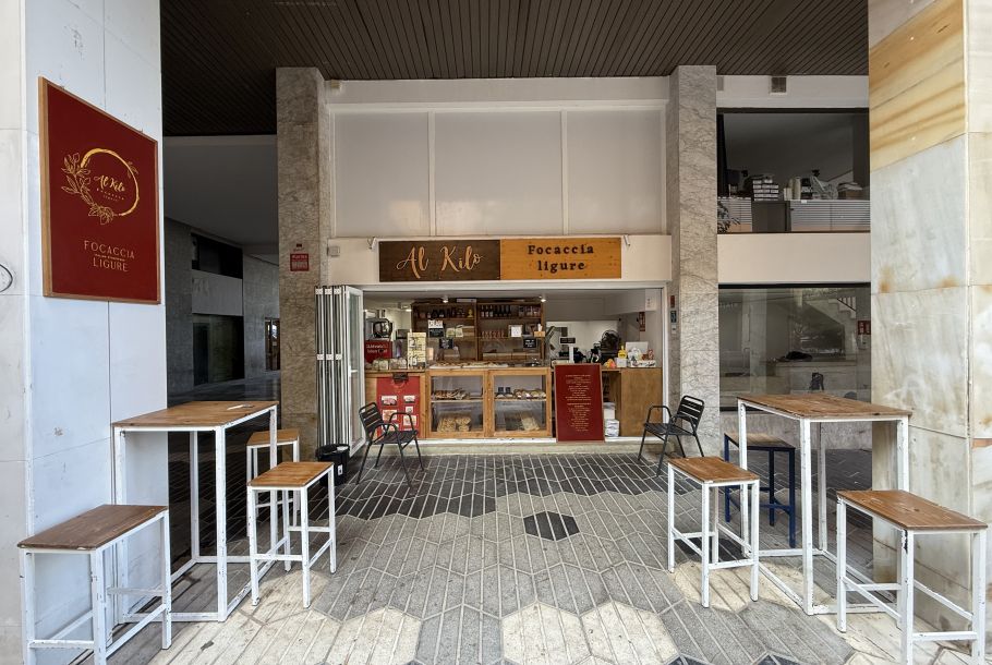 Pizzeria in calle Felip II (Port Area)