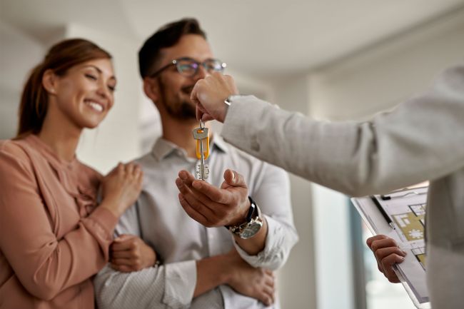 matrimonio recibiendo llaves de nueva vivienda