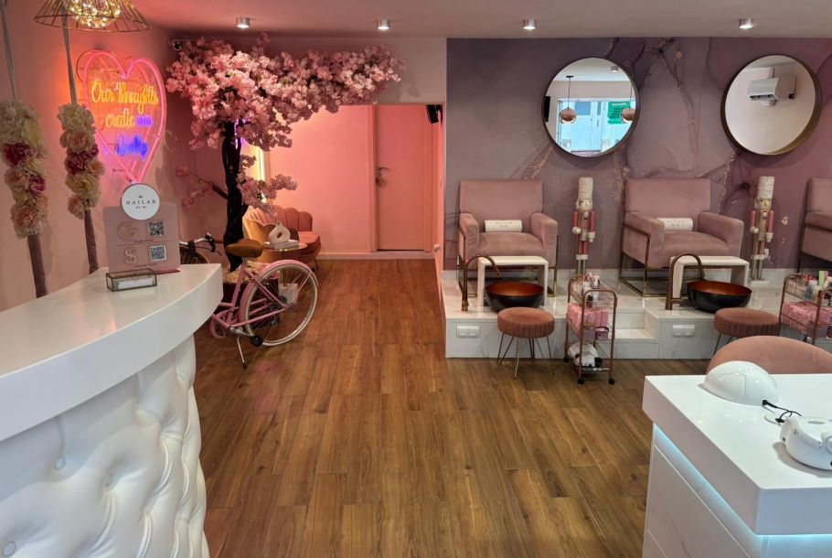 Nail salon next to Paseig des Fonts