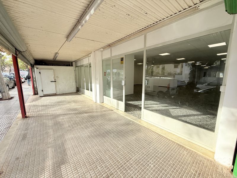 Local comercial en calle Atzaró (Casas Baratas)