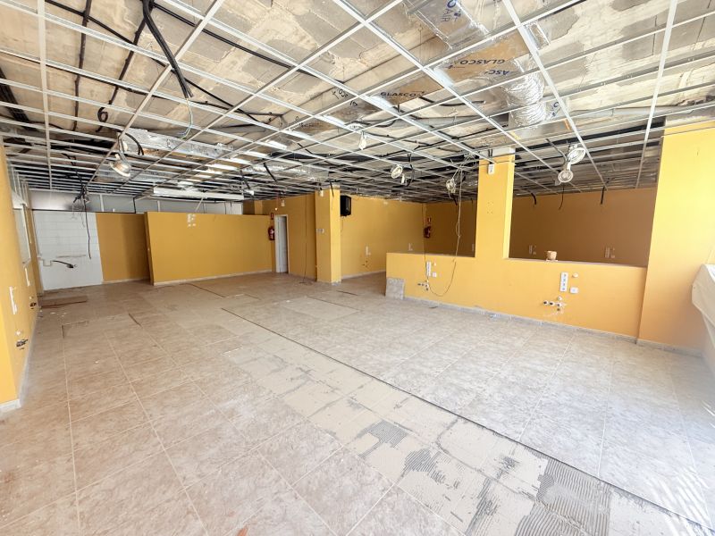 Locale commerciale con vista mare