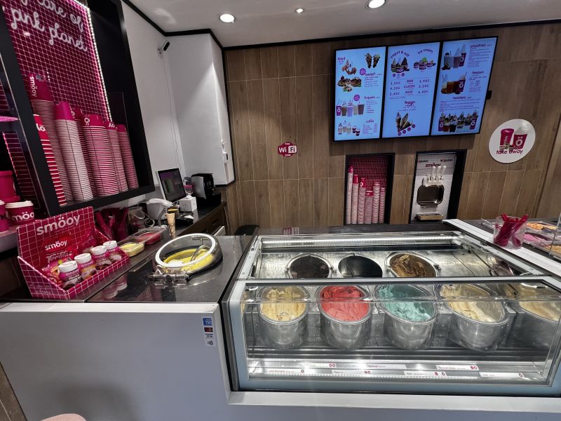 Ice cream shop in Av. San Jaume, Santa Eularia