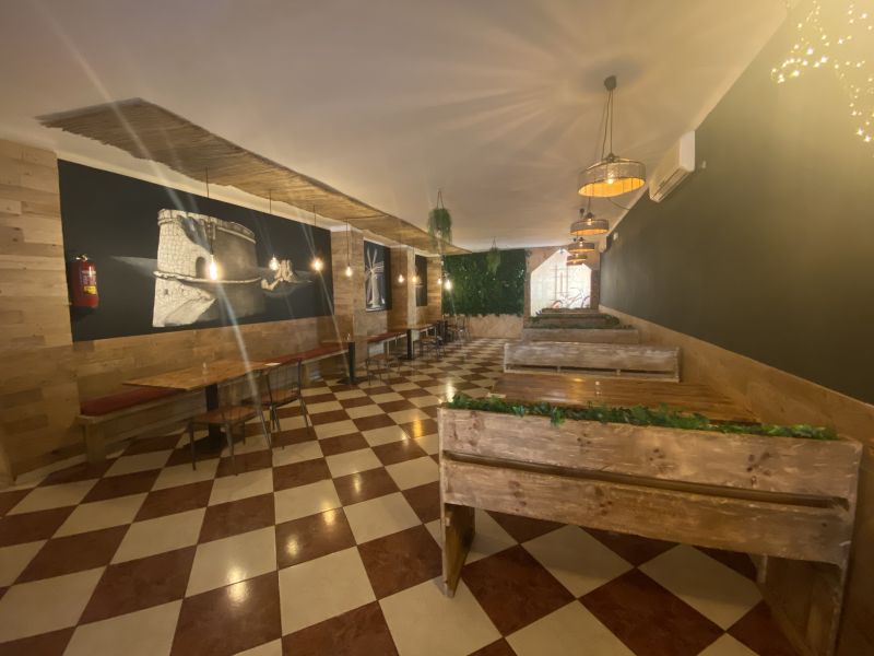 -EN TRASPASO- Bar restaurante en calle Bisbe Abad y Lasierra