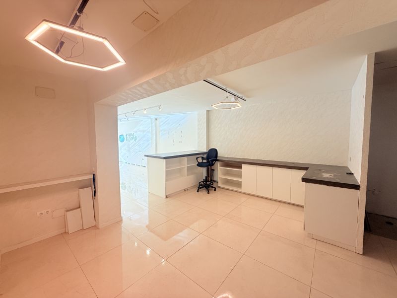 Local comercial con cuarto frio en Is. Macabich