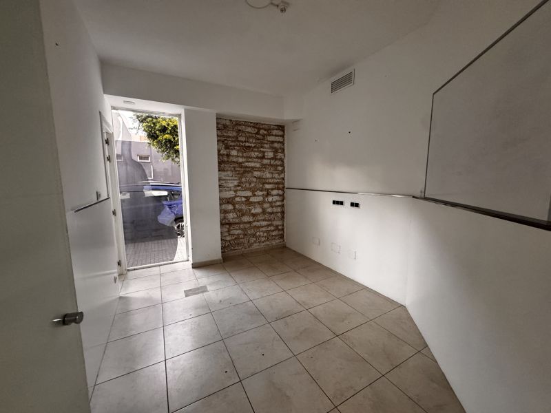-EN ALQUILER- Local comercial en Ignacio Wallis