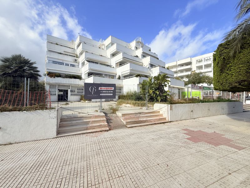 Locale commerciale con vista mare