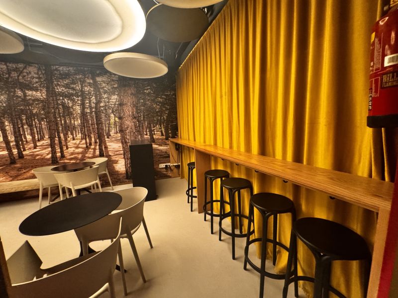 -EN TRASPASO- Cafe concierto en Vicent Orvay y Serra