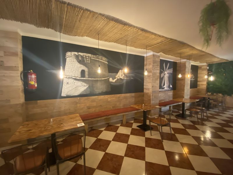 -EN TRASPASO- Bar restaurante en calle Bisbe Abad y Lasierra