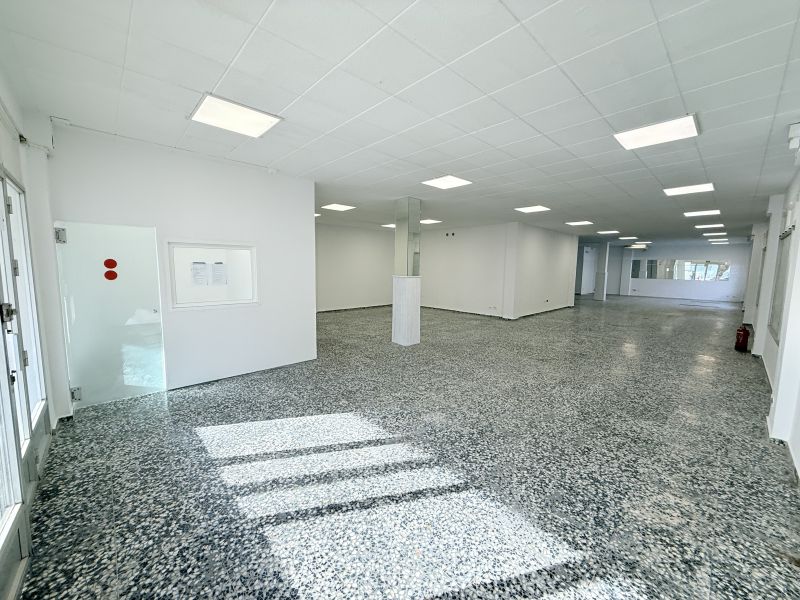 Local comercial en calle Atzaró (Casas Baratas)