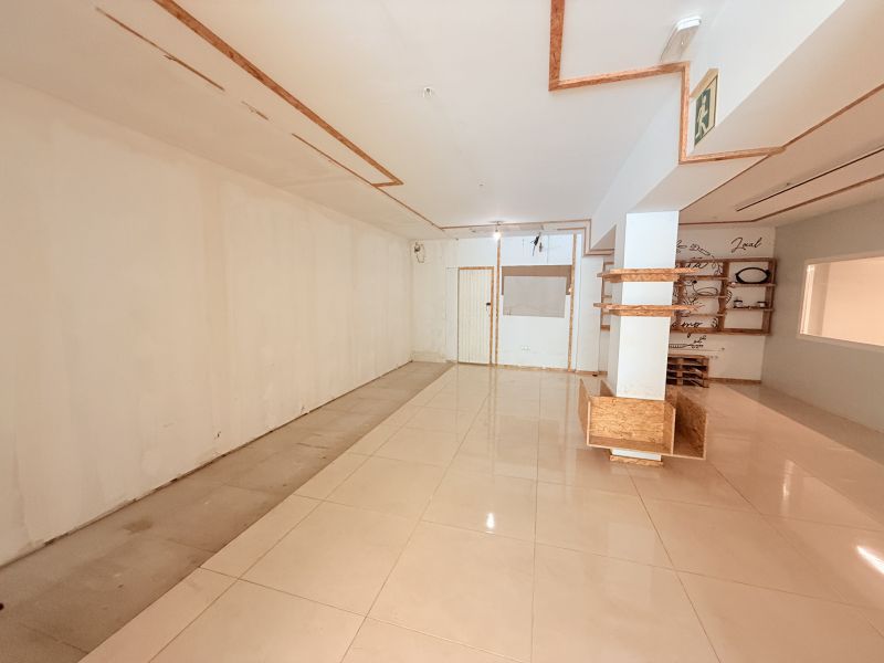 Local comercial con cuarto frio en Is. Macabich