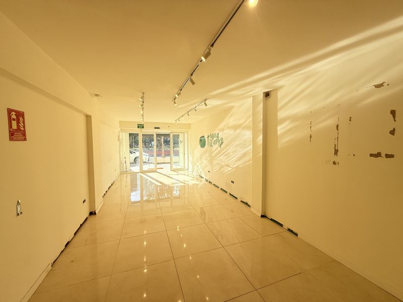 Local comercial con cuarto frio en Is. Macabich