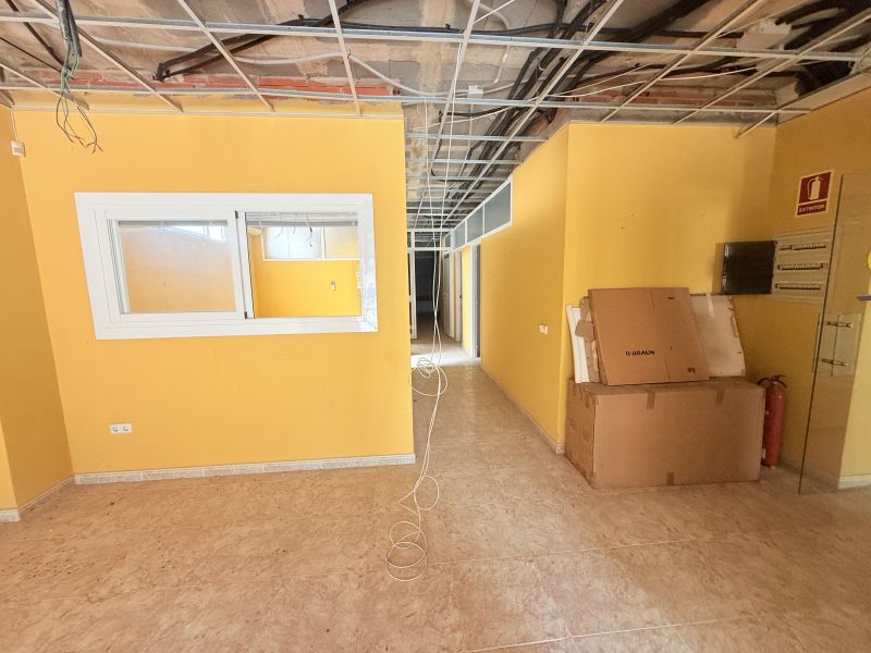 Locale commerciale con vista mare