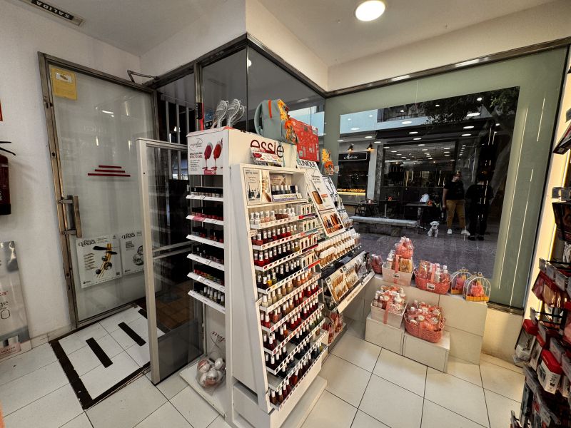 -EN TRASPASO- Local en pasaje Metge Antoni Serra