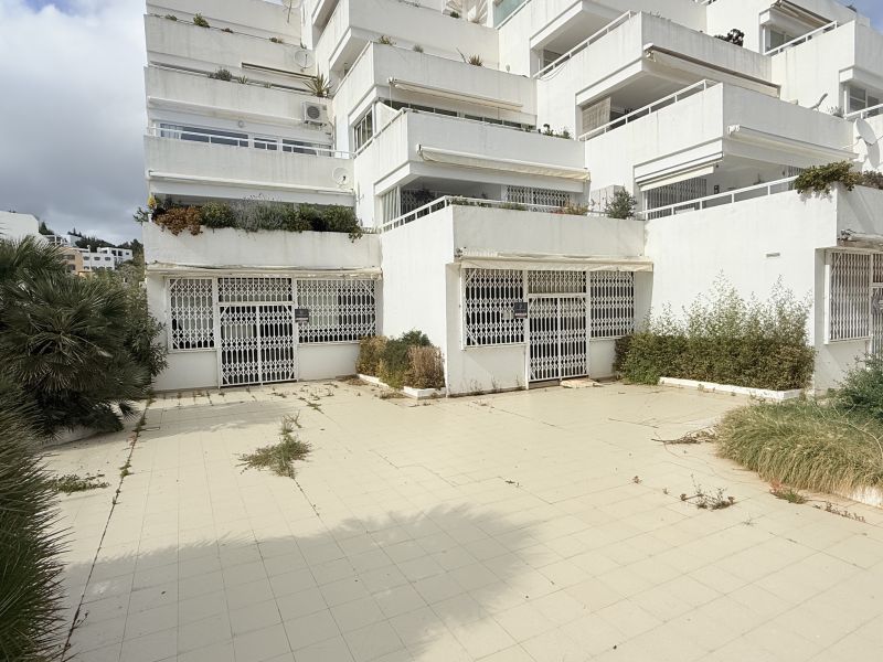 Locale commerciale con vista mare